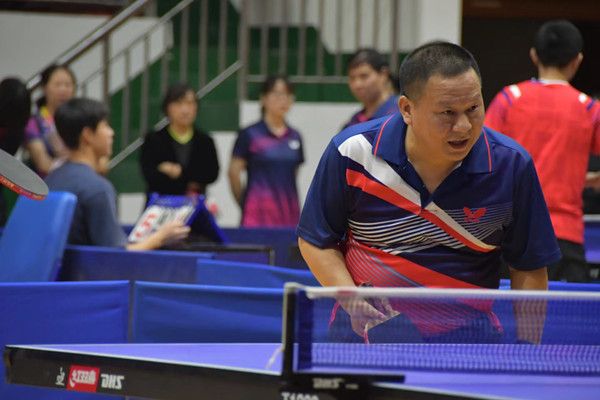 图为1946伟德国际源自英国院长肖百荣认真备战